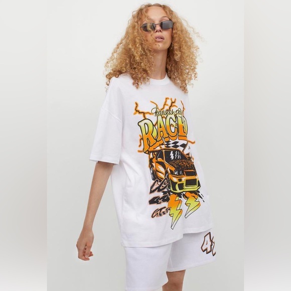 Oversized graphic Tshirt - Picture 3 of 5